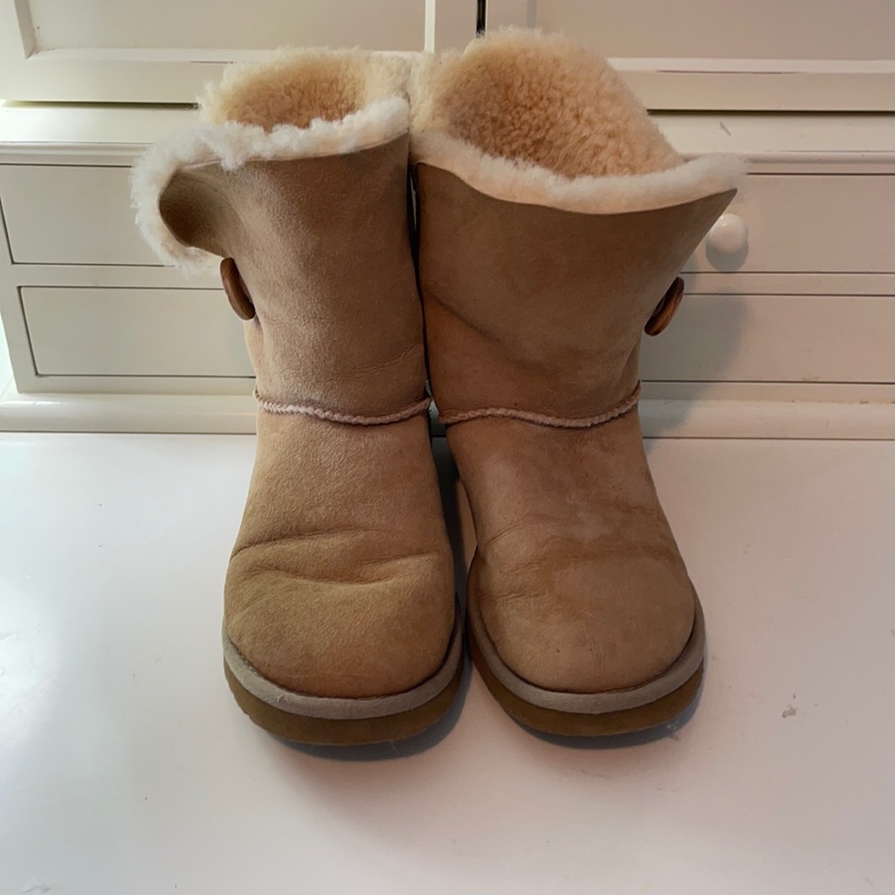 Ugg Bailey Button Short Boot Size 7 - image 1